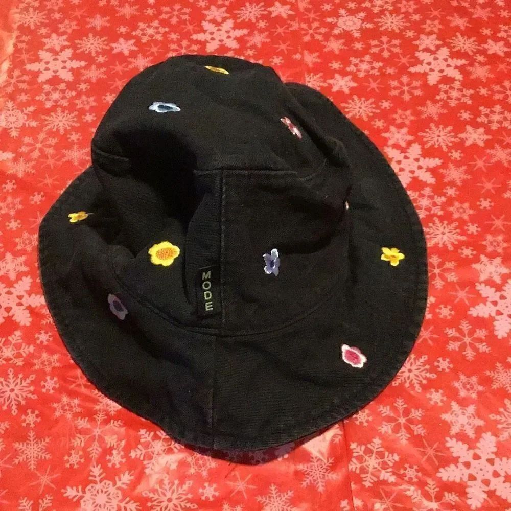 Bucket hat black, with bright colored flowers by mode